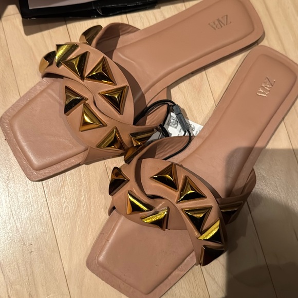 NWT ZARA WOMEN’S GOLD STUDDED FLAT SANDAL SIZE 39 - Picture 2 of 8